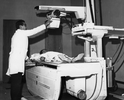 Médico maneja equipo de hospital para atender a una paciente