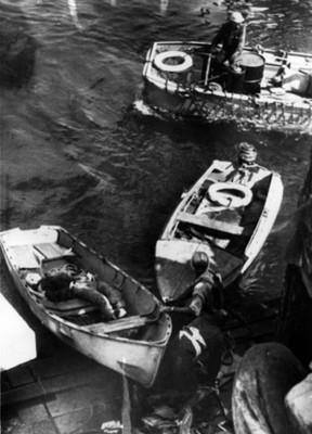 Socorristas rescatan a hombre entre los escombros de un barco