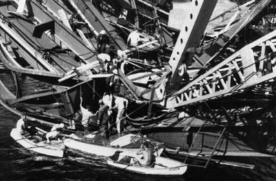 Socorristas rescatan a hombre entre los escombros de un barco