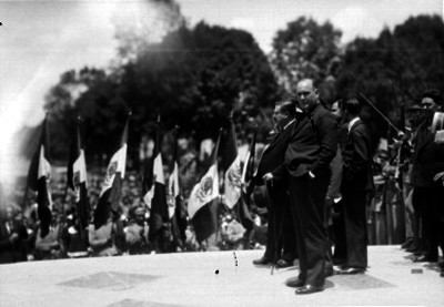 José Manuel Puig Casauranc acompañado de funcionarios presidiendo la ceremonia al parecer de un desfile