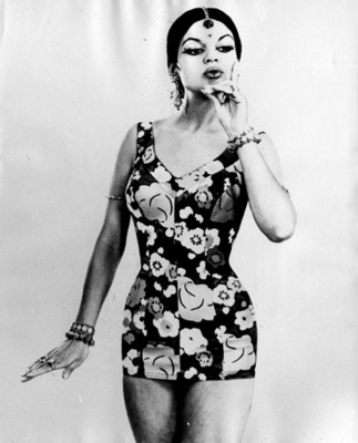 Modelo en traje de baño con estampado floral, retrato