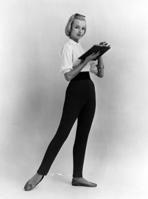 Modelo porta blusa blanca y pantalón negro, retrato de cuerpo entero