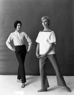 Modelos descalzas con blusa y pantalón, retrato