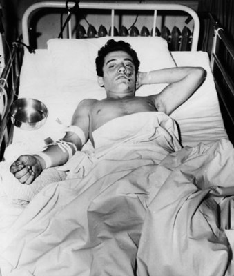 Enfermo en cama de una sala de recuperación, retrato