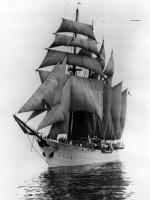 Reproducción de un barco antiguo, navega en altamar
