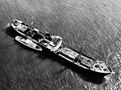 Embarcación junto a barco en el mar, vista aérea