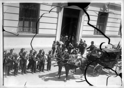 Porfirio Díaz sale de Palacio Nacional para abordar carruaje durante las fiestas del Centenario