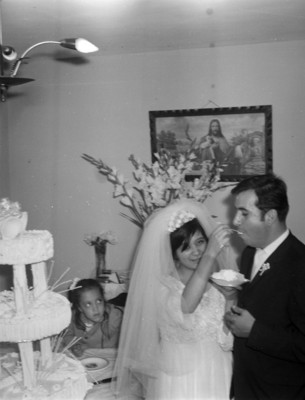 Novios comen pastel durante su boda