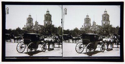 Carruaje transita frente a la "Catedral de México"