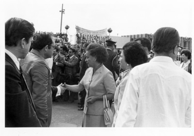 María Esther Zuno de Echeverría recibe saludo a su llegada al aeropuerto de la Ciudad de México