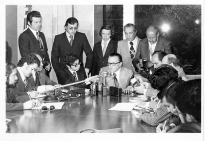 Reporteros escriben durante conferencia de prensa de Emilio O. Rabasa