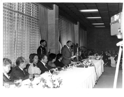 Luis Echeverría Álvarez lee discurso en un banquete, durante la visita de Gason Thorn