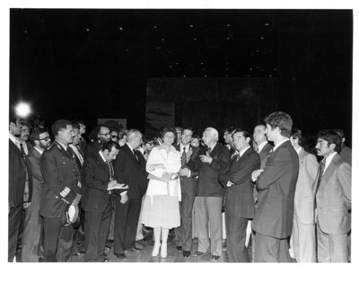 Adolfo Suárez y su esposa Amparo Illana Elórtegui escuchan a guía del Museo Nacional de Antropología