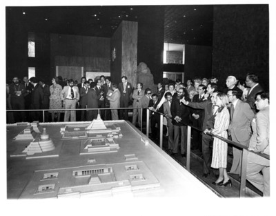 Adolfo Suárez y su comitiva observan la maqueta de la Ciudad de Tenochtitlán en el Museo Ncional de Antropología