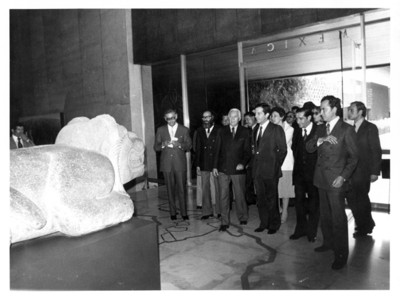 Adolfo Suárez y su comitiva observan estatua ceremonial de Ocelotl-Cuauhxicalli a la entrada de la Sala Mexica, en el Museo de Antropología