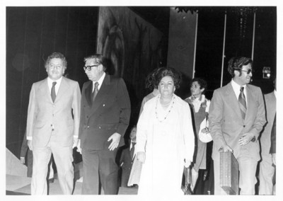 Santiago Roel y Augusto Gómez Villanueva caminan en interior de la SRE