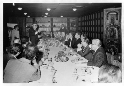 Santiago Roel de pie habla ante empresarios durante desayuno
