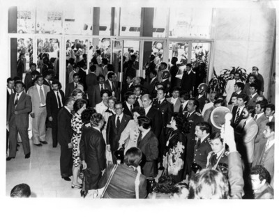 Adolfo Suárez González y esposa, es recibido en el aeropuerto por el gobierno mexicano