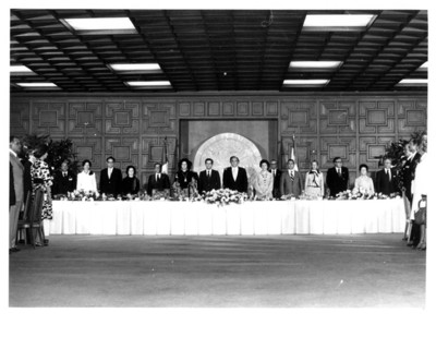 José López Portillo y su comitiva acompañan a Adolfo Suárez durante su visita a México, banquete ofrecido en la SRE