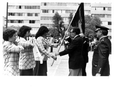 Santiago Roel entrega bandera a escolta de empleadas de la Secretaría de Relaciones Exteriores
