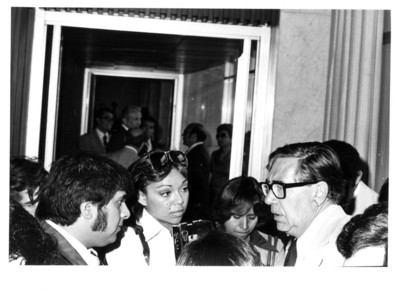 Reporteros entrevistan a Santiago Roel a su salida de la III Reunión de la Comisión Mixta México-Cuba
