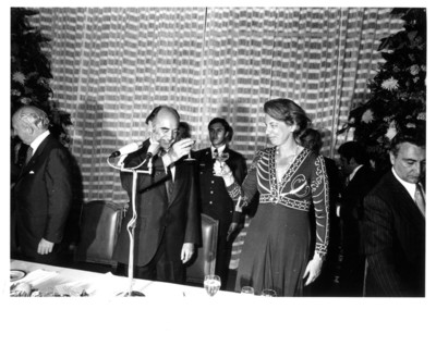 Mildred Wirtz de Scheel brinda con José López Portillo en cena ofrecida en honor a su esposo Walter Scheel