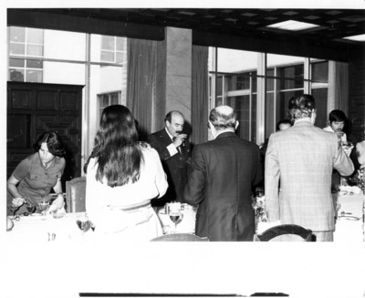 Invitados a la comida del embajador Gerhard Korth durante el brindis