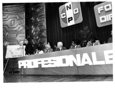 Santiago Roel de pie, señala mapa durante "foro de difusión de la CNOP"