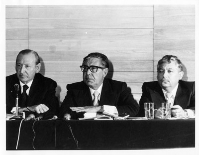 Kurt Waldheim, Santiago Roel y Feliciano Guerra durante reunión