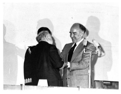 José López Portillo saluda a Rafael de la Colina en su homenaje