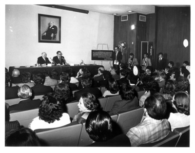 Empleado del Instituto Matías Romero pronuncia un discurso durante inauguración del auditorio Rafael de la Colina