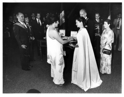 Carmen Romano de López Portillo sonríe y sostiene entre sus manos insignia junto a Anne-Aymone Giscard D'Estaing