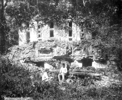 Hombres frente a la Estructura VI de Yaxchilán