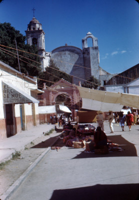 Gente durante tianguis afuera de la iglesia de