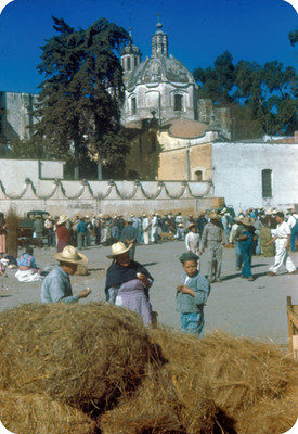 Gente durante tianguis afuera del Templo del Carmen, lado sur