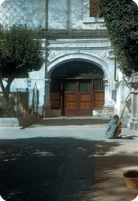 Mendigo frente a la puerta Templo del Carmen, lado oeste