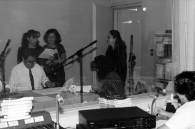 Personal graba en cabina de la Dirección de Medios de Comunicación