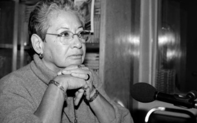 Mujer en entrevista radiofónica