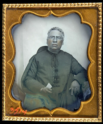 Sacerdote con anteojos, retrato