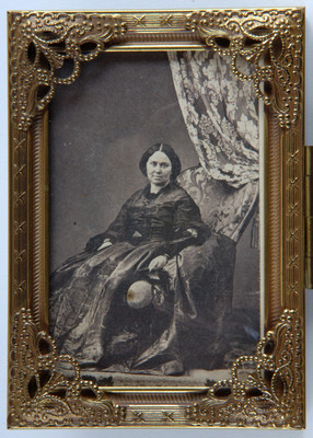 Mujer sentada en un sillón, retrato