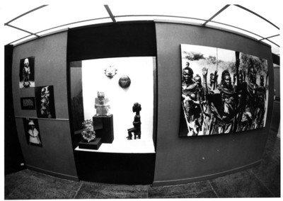 Vitrinas de la exposición El lenguaje del vestido