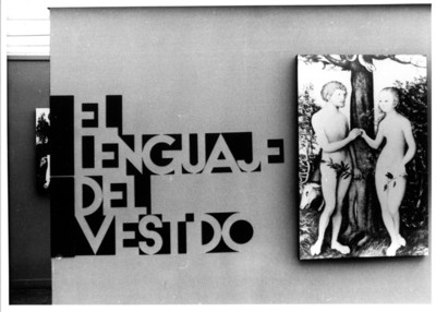 Letrero de la exposición "El lenguaje del vestido"