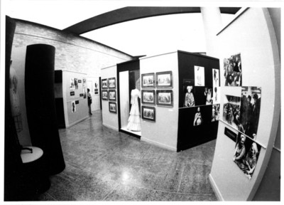 Varios paneles de la exposición El lenguaje del vestido