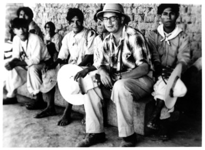 Alfonso Soto Soria con un grupo de coras