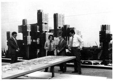 Alfonso Soto Soria y otras personas ante la maqueta sobre el desarrollo arquitectónico de la bahía de Tokio, exposición temporal