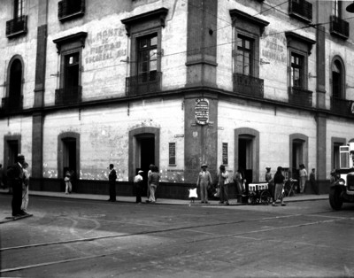 Nacional Monte de Piedad sucursal No. 1, ubicada en la esquina de "2a. calle de Victoria [ y ] 4a. calle de Luis Moya", fachada