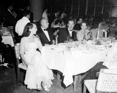 Personas en comedor durante banquete