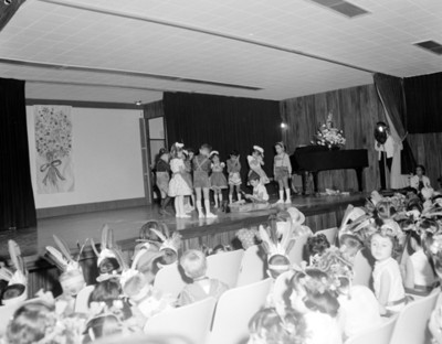Niños en presentación teatral durante festival de día de las madres