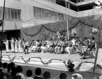 Niños ejecutan número músical durante festival de día de las madres
