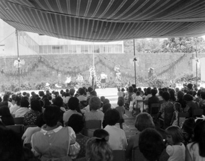 Niños en representación teatral durante festival de día de las madres